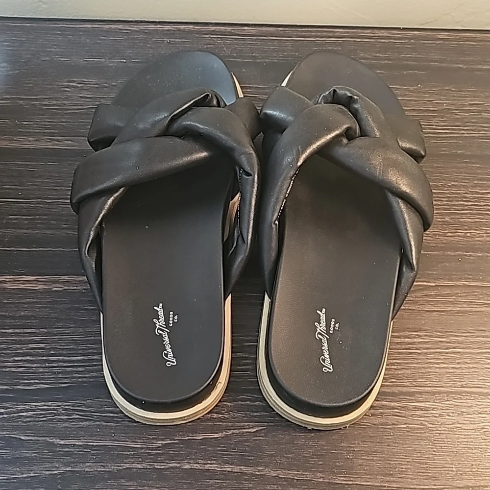 CHUNKY Sandal by UNIVERSAL Thread. Size 8.
